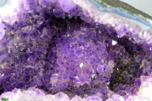 Les géodes minéraux et cristaux