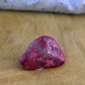 Thulite pierre roulée minéraux et cristaux