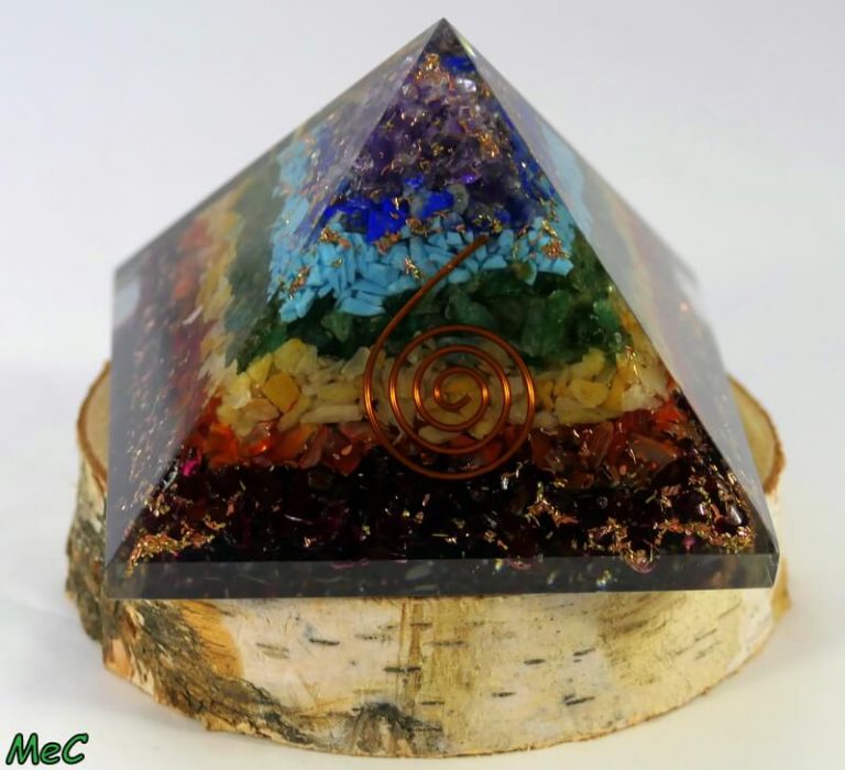 Piramide In Orgonite - 7 Chakra Di Mani Bhadra
