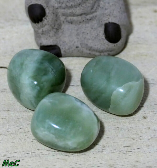 Jade clair pierre roulée Minéraux et Cristaux