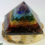Minéraux et Cristaux Pyramide orgonite 7 chakras Minéraux et Cristaux