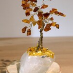 Minéraux et Cristaux Arbre ambre sur cristal de roche Minéraux et Cristaux