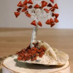 Arbre jaspe rouge et rose des sables Arbre jaspe rouge sur rose des sables Minéraux et Cristaux