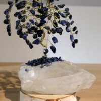 Minéraux et Cristaux Arbre lapis lazuli sur cristal de roche Minéraux et Cristaux