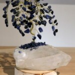 Minéraux et Cristaux Arbre lapis lazuli sur cristal de roche Minéraux et Cristaux