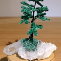 Sapin malachite sur cristal de roche Minéraux et Cristaux Sapin malachite sur cristal de roche Minéraux et Cristaux