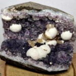 Améthyste avec mordénite et calcite Améthyste avec mordénite et calcite 1 Minéraux et Cristaux DV