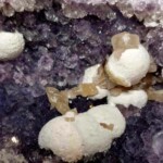 Améthyste avec mordénite et calcite Améthyste avec mordénite et calcite Minéraux et Cristaux DV