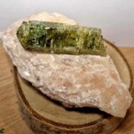 Apatite verte sur baryte Apatite verte sur baryte 1 Minéraux et Cristaux DV